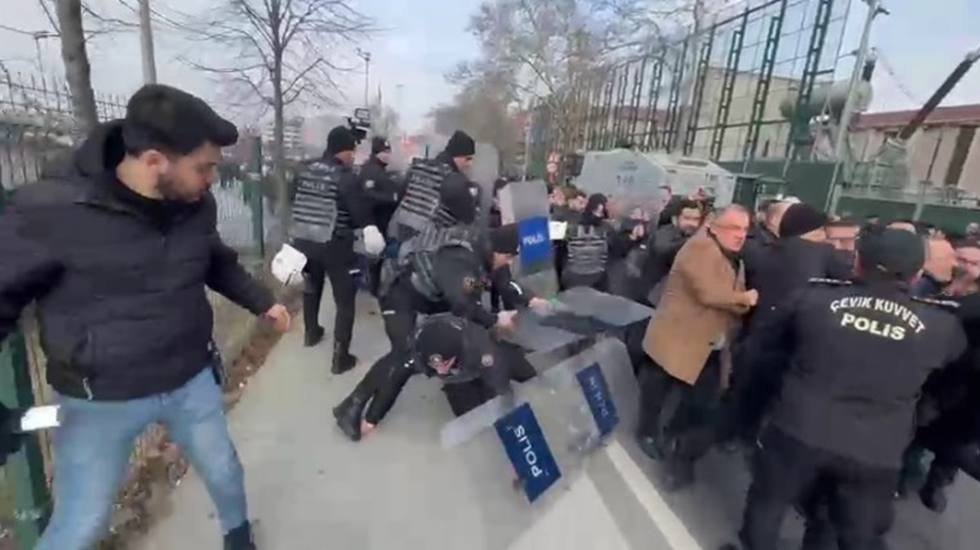 Adliye &ouml;n&uuml;nde polis m&uuml;dahalesi başladı!