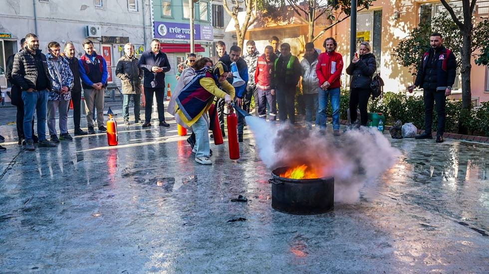 Beyoğlu Belediyesi personeline yangınla m&uuml;cadele eğitimi verildi
