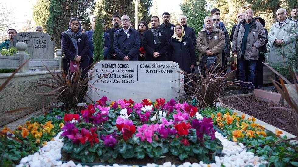 Cemal S&uuml;reya, Vefatının 35. yılında kabri başında kır &ccedil;i&ccedil;ekleriyle anıldı
