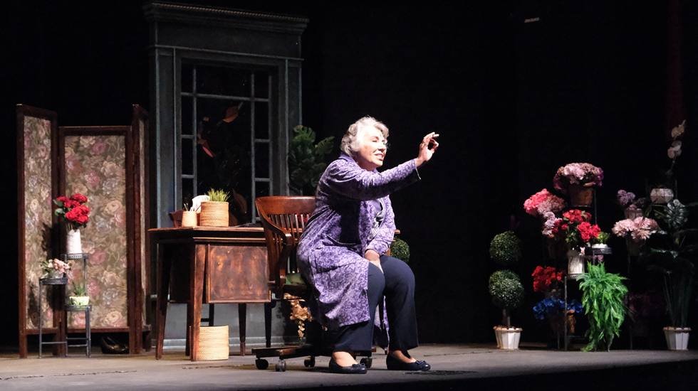 Işıl Y&uuml;cesoy&rsquo;un m&uuml;zikli oyunu &lsquo;İzninle&rsquo; Bursa&rsquo;da sahnelendi