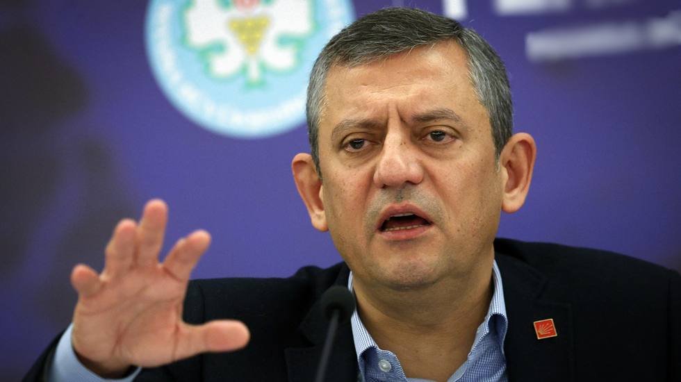 &Ouml;zg&uuml;r &Ouml;zel'den &ouml;rg&uuml;te 'İzmir' uyarısı: En g&uuml;&ccedil;l&uuml; olduğumuz yerde bizi yenmeye &ccedil;alışıyorlar.