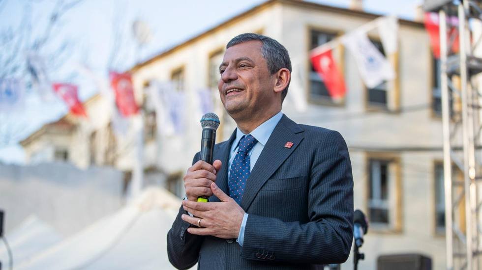 &Ouml;zg&uuml;r &Ouml;zel: &ldquo;İzmir'i kokutuyor onun da hesabını Cemil Tugay'dan sormaya kalkıyor&rdquo;