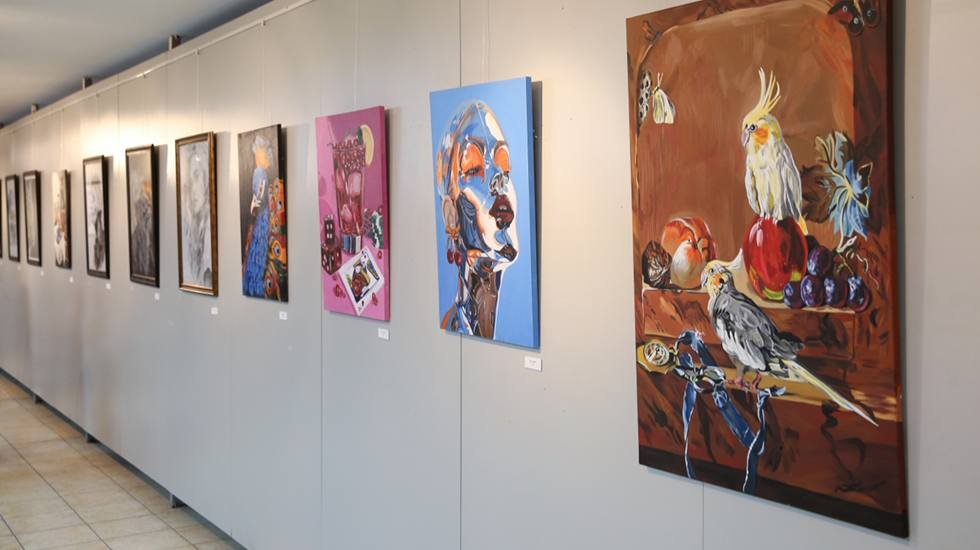 3 gen&ccedil; yetenekten &lsquo;Ben, Sen, O bir arada&rsquo; resim sergisi