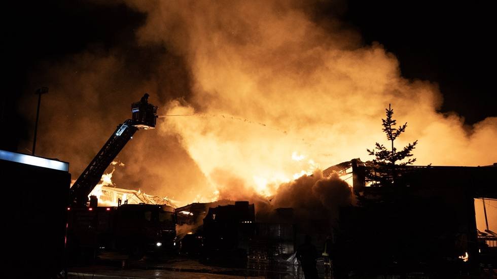 Afyonkarahisar'da fabrika yangınına &ccedil;ok sayıda itfaiye ekibi sevk edildi