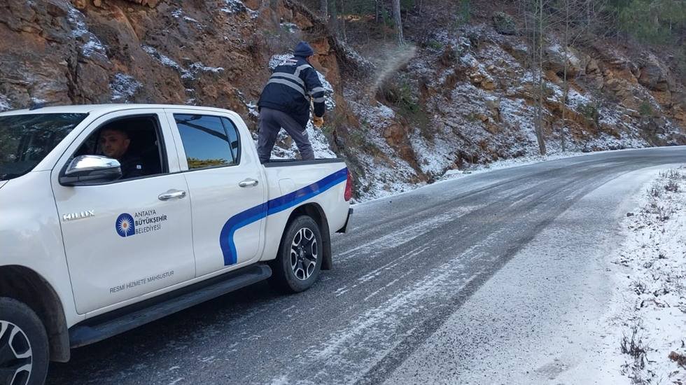 Antalya B&uuml;y&uuml;kşehir&rsquo;den buzlanan yollara tuzlama...