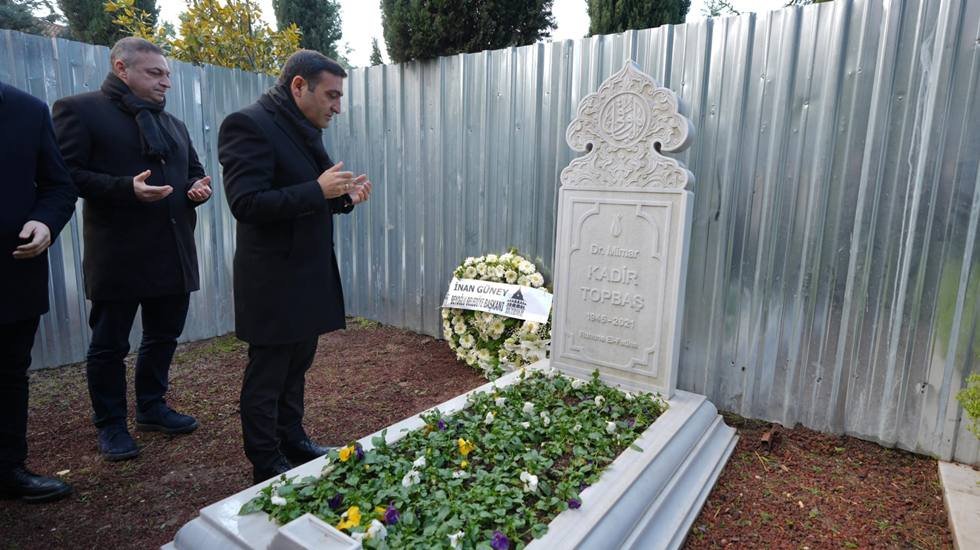 Başkan G&uuml;ney Merhum Kadir Topbaş'ı mezarı başında andı