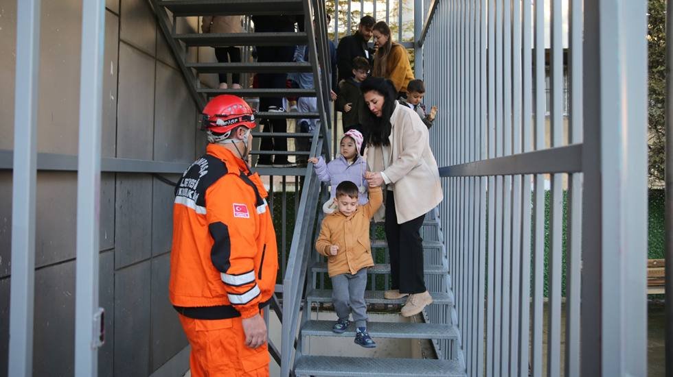 Bayrampaşa&rsquo;da minikler i&ccedil;in deprem ve yangın tatbikatı