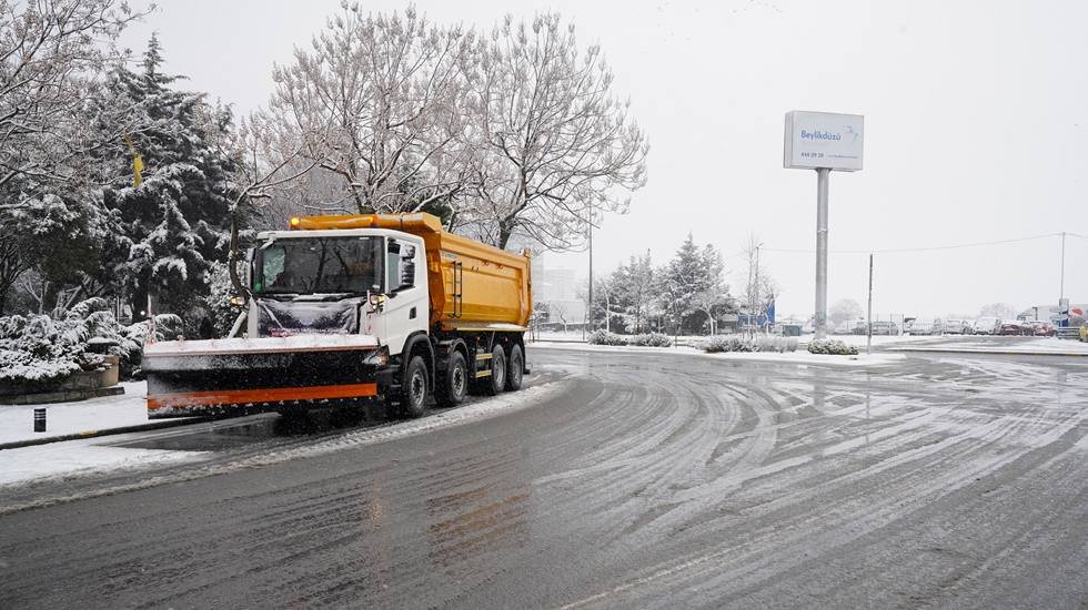 Beylikd&uuml;z&uuml; Belediyesi&rsquo;nin karla m&uuml;cadelesi il&ccedil;e i&ccedil;inden başladı&hellip;