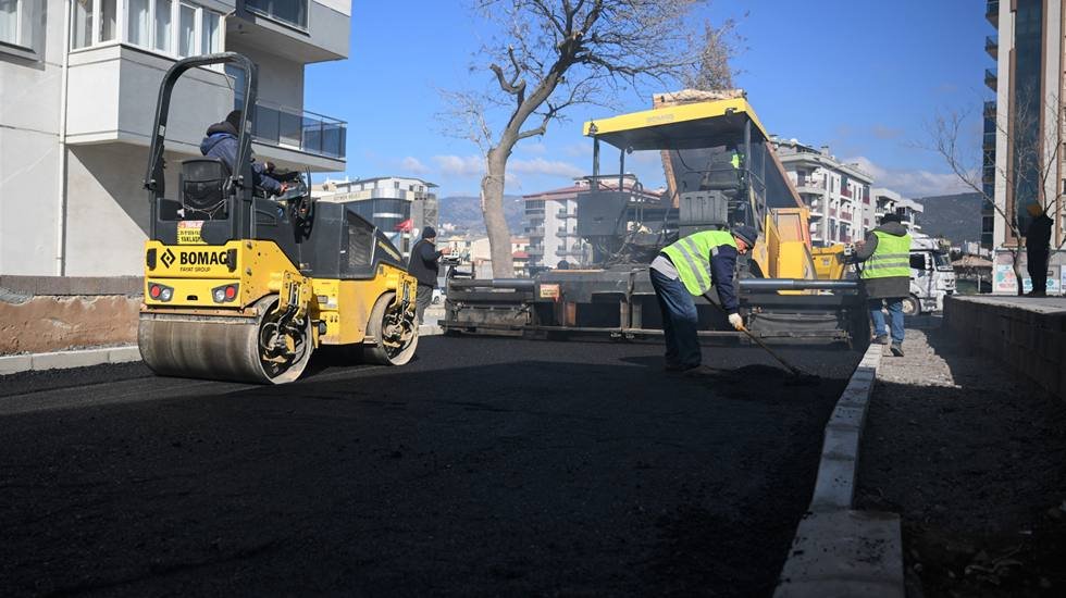 Bornova&rsquo;da asfalt serimi &ccedil;alışmaları...