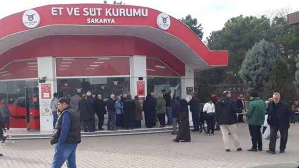 Bu fotoğraflara iyi bakın l&uuml;tfen; Ucuz et kuyruğu...