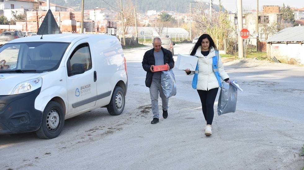 Dar gelirli ailelerin &ccedil;ocuklarına mont ve bot desteği