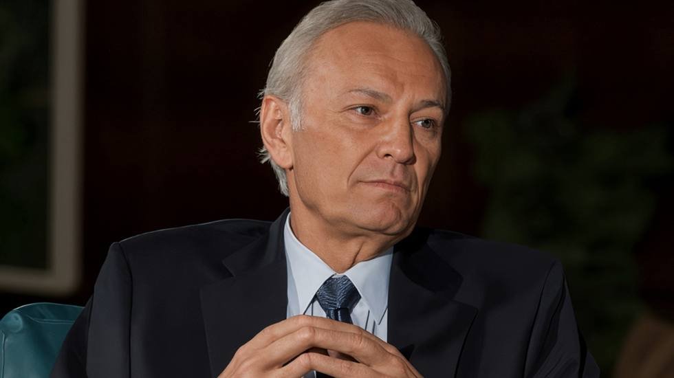 Ediz Hun &ldquo;S&uuml;m&uuml;kl&uuml; b&ouml;cekler gibi kabuklarımıza &ccedil;ekildik&rdquo;