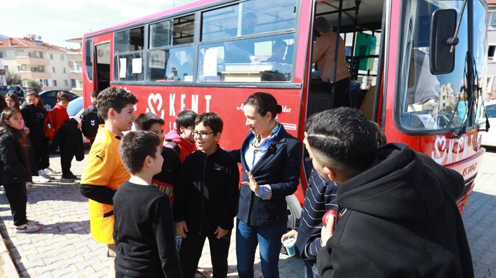 Efes Sel&ccedil;uk&rsquo;ta Kent Lokantası &Ouml;ğrenci Otob&uuml;s&uuml;nden &ccedil;ocuklara uygun fiyata beslenme