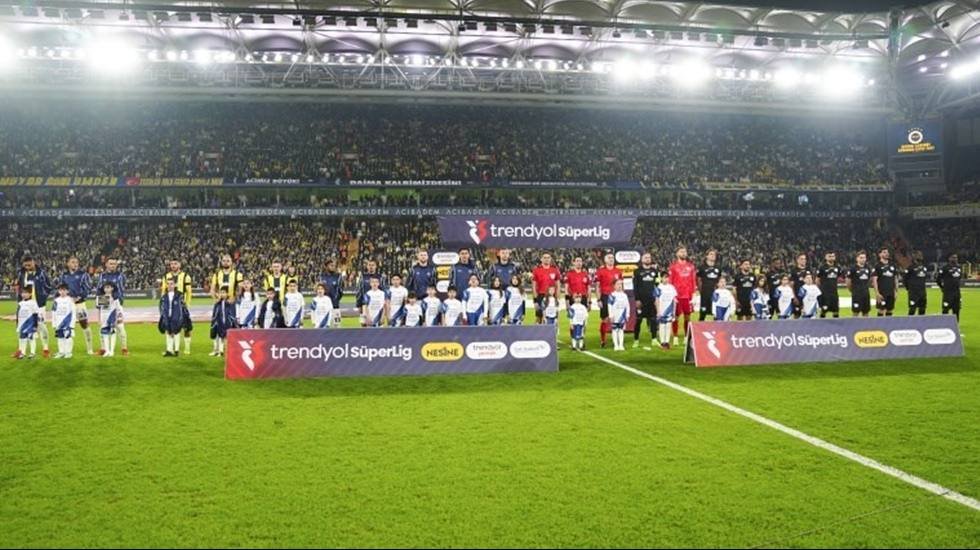 Fenerbah&ccedil;elilerden teğmenlere destek: 'Mustafa Kemal'in askerleriyiz'