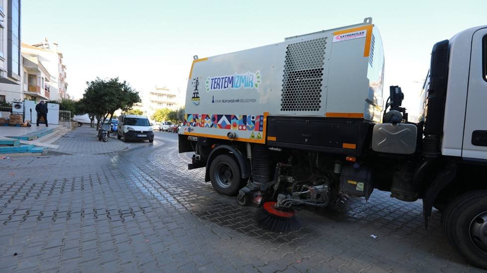 İzmir B&uuml;y&uuml;kşehir Belediyesi'nden Efes Sel&ccedil;uk sokaklarında temizlik harek&acirc;tı
