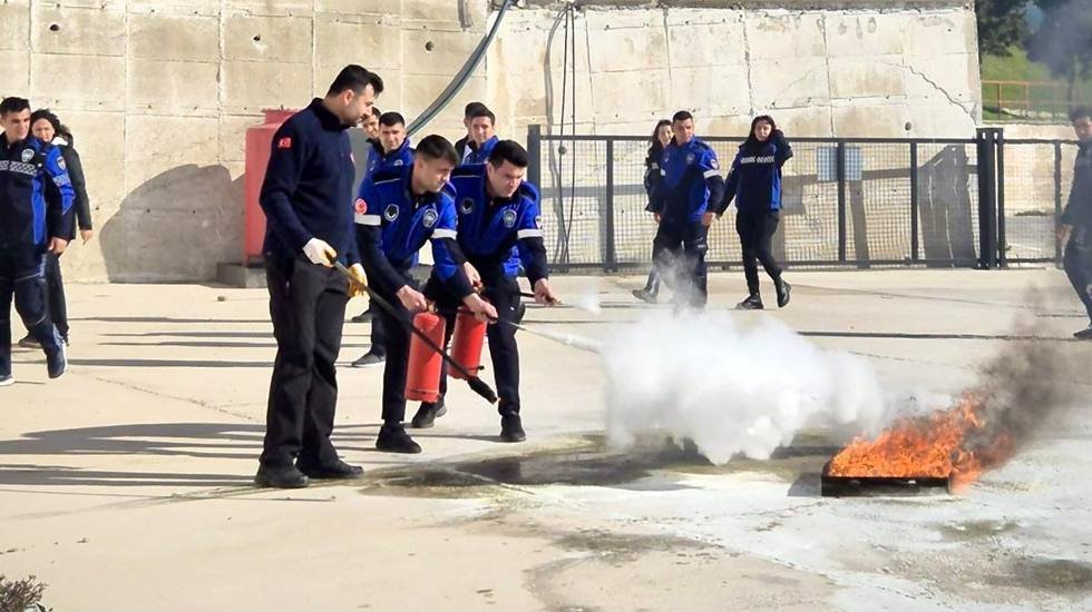İzmir İtfaiyesi&rsquo;nden zabıta personeline yangın g&uuml;venliği eğitimi