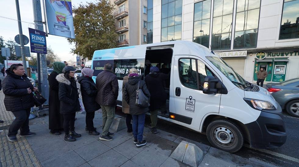 Kar yağdı b&ouml;yle oldu: Beyoğlu&rsquo;nda &lsquo;&uuml;cretsiz ring seferleri&rsquo; kar mesaisi yapacak