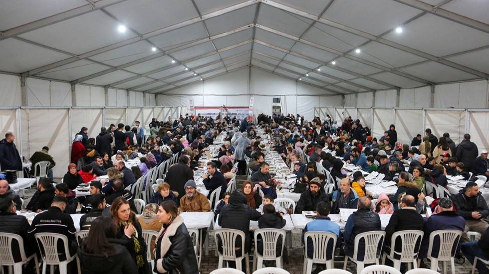 K&uuml;&ccedil;&uuml;k&ccedil;ekmece belediyesi,  Ramazan ayı boyunca 50 bine yakın vatandaşa iftar yemeği verecek.