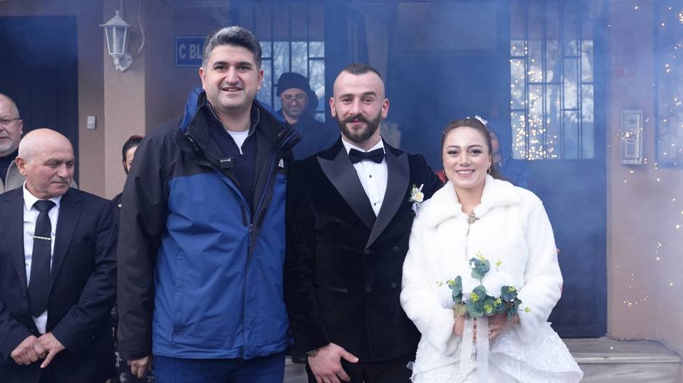 Mutluluk kar kış dinlemedi! Ataşehir ekibi d&uuml;ğ&uuml;nlerine yetişmeye &ccedil;alışan &ccedil;ift i&ccedil;in seferber oldu&hellip;