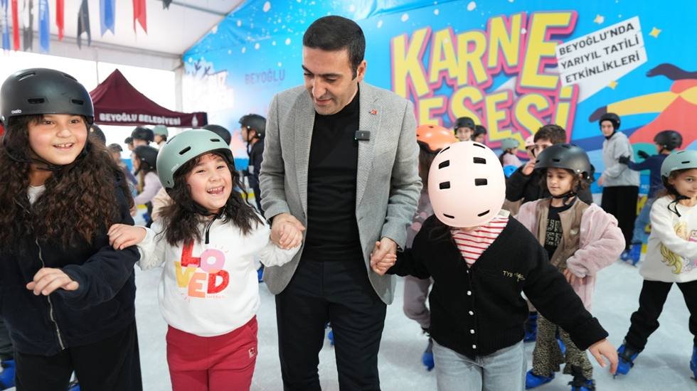 &Ouml;ğrenciler&nbsp;yarıyıl tatilinin tadını&nbsp;buz pistinde&nbsp;kayarak&nbsp;&ccedil;ıkarttı&nbsp;