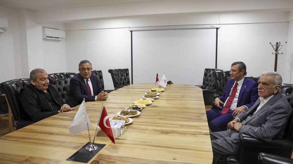 &Ouml;zg&uuml;r &Ouml;zel, Ahmet T&uuml;rk&rsquo;&uuml; ziyaret etti