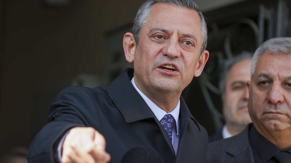 &Ouml;zg&uuml;r &Ouml;zel, iktidara seslendi: Siz bu darbe girişiminin neresindesiniz?