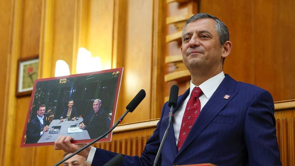 &Ouml;zg&uuml;r &Ouml;zel k&uuml;rs&uuml;den Erdoğan&rsquo;a meydan okuyup &ouml;n se&ccedil;im tarihini a&ccedil;ıkladı...