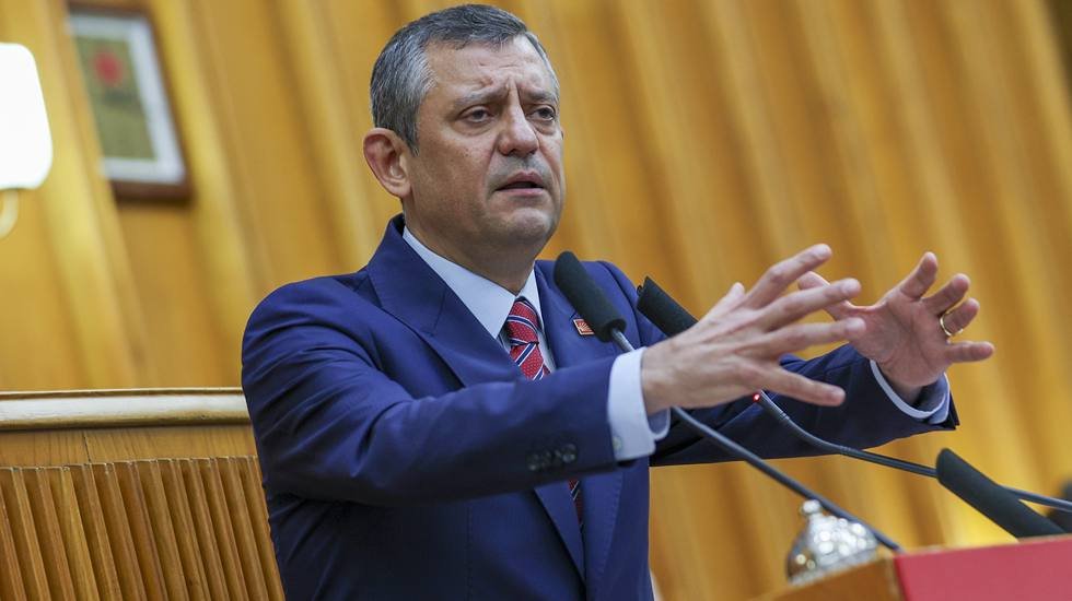 Mehmet Şimşek'e seslenen &Ouml;zg&uuml;r &Ouml;zel: "T&Uuml;SİAD Başkanı&rsquo;nın, iki polisin kolundaki fotoğrafını g&ouml;ster&hellip;"