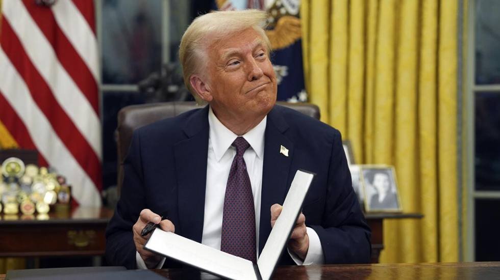 Trump'ın icraatları başladı: &Uuml;&ccedil; &uuml;lkeye g&uuml;mr&uuml;k vergisi geldi