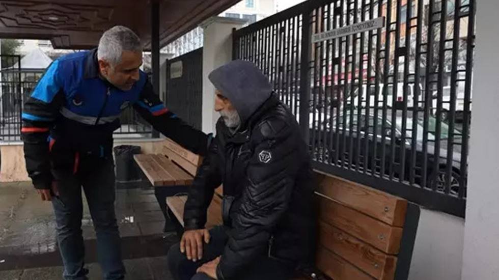 &Uuml;sk&uuml;dar Belediyesi, sokakta kalan vatandaşları otellerde konuk ediyor...