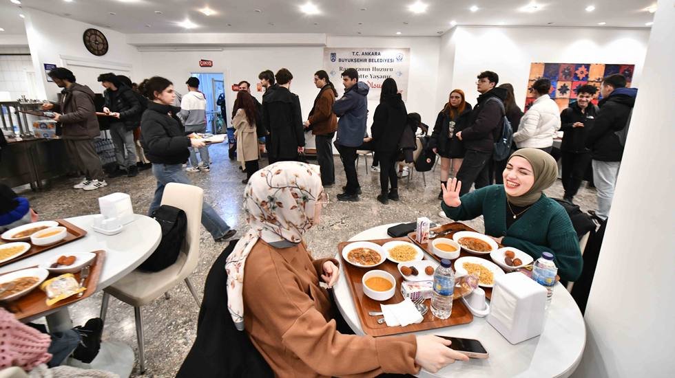 ABB&rsquo;nin 'Gen&ccedil;lik Sofraları' &ouml;ğrencileri iftarda tıklım tıklım