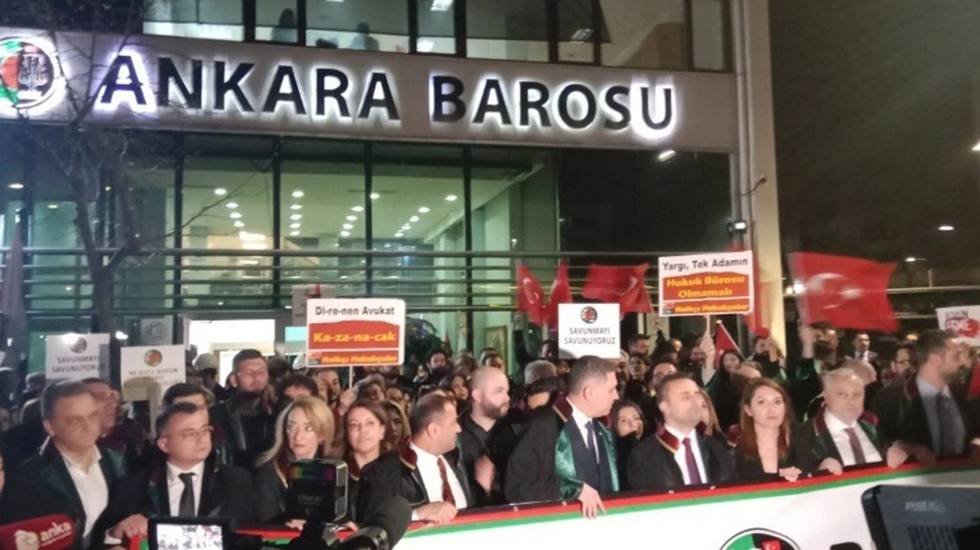 Ankara Barosu g&ouml;zaltılara karşı y&uuml;r&uuml;d&uuml;...