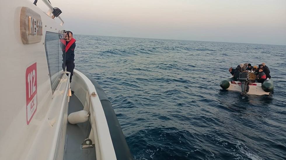 Ayvalık&rsquo;ta 18 g&ouml;&ccedil;men yakaladı