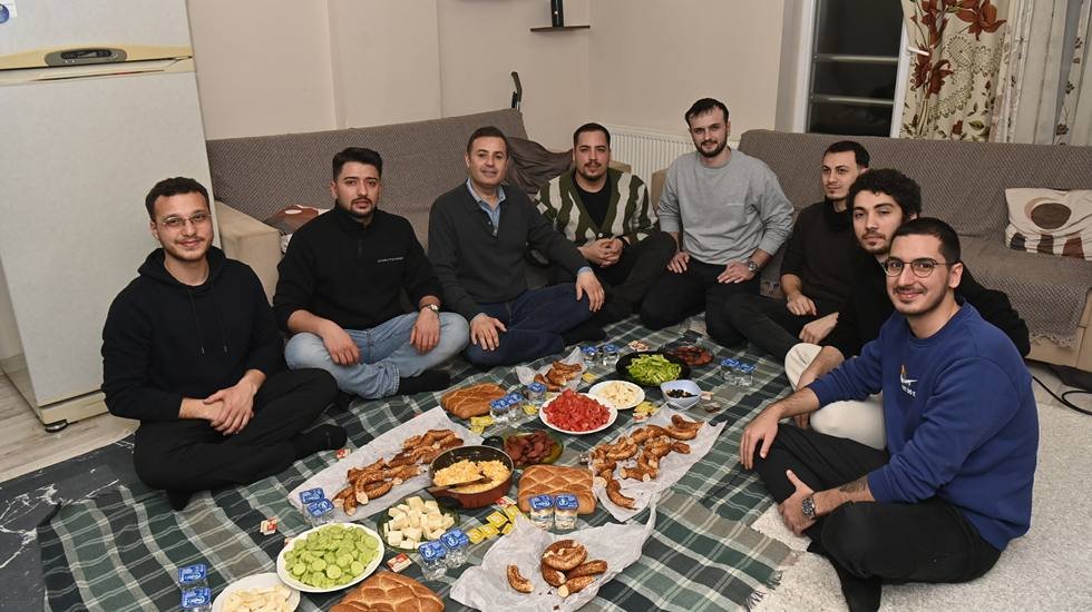 Balıkesir BŞB Başkanı Ahmet Akın, &ouml;ğrenci evinde sahur yaptı