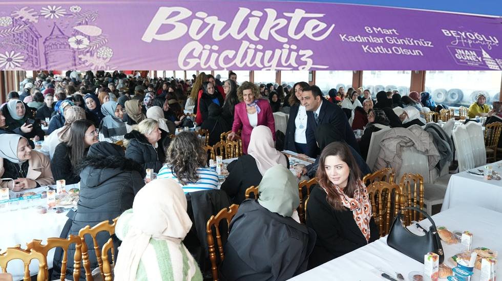 Beyoğlu&rsquo;nun Kadınları 8 Mart'ı Boğaz'da Kutladı