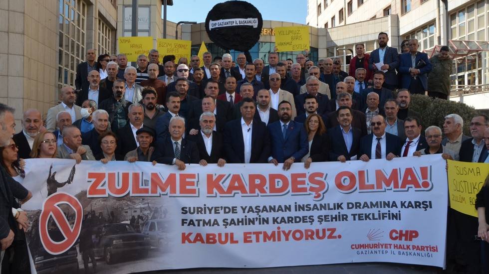 CHP&rsquo;liler, basın a&ccedil;ıklaması yaparak belediye &ouml;n&uuml;ne siyah &ccedil;elenk bıraktı.