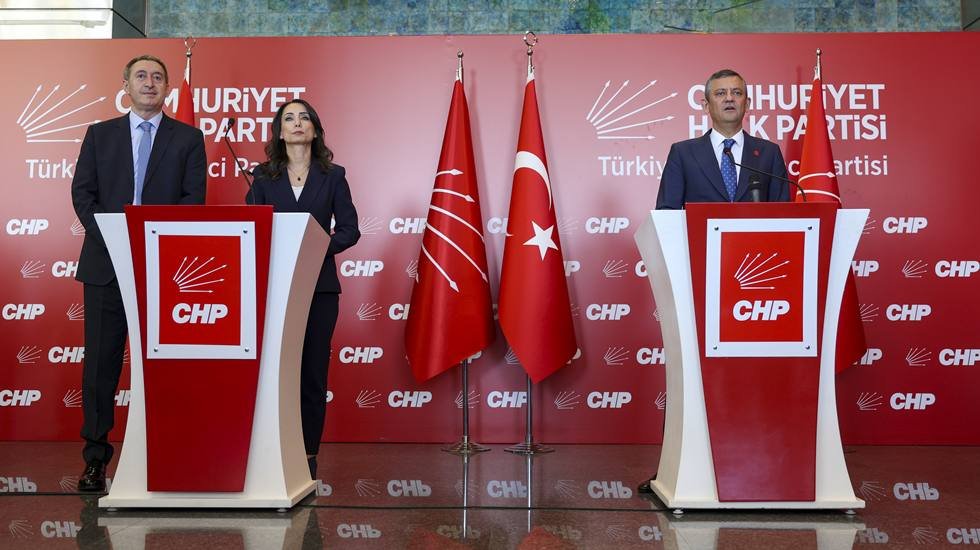 DEM Parti'den CHP'ye ziyaret... Her iki partinin liderleri de, "s&uuml;re&ccedil;" konusunda parlamentoyu işaret etti.
