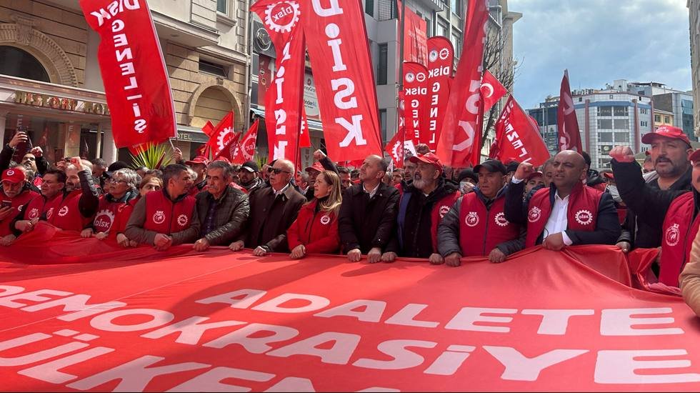 DİSK Sara&ccedil;hane'ye y&uuml;r&uuml;yor&hellip;