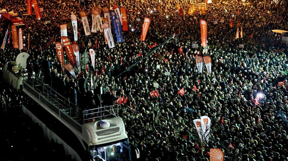 Gazeteciler ve siyasilere şafak baskını! &Ccedil;ok sayıda kişi g&ouml;zaltına alındı.