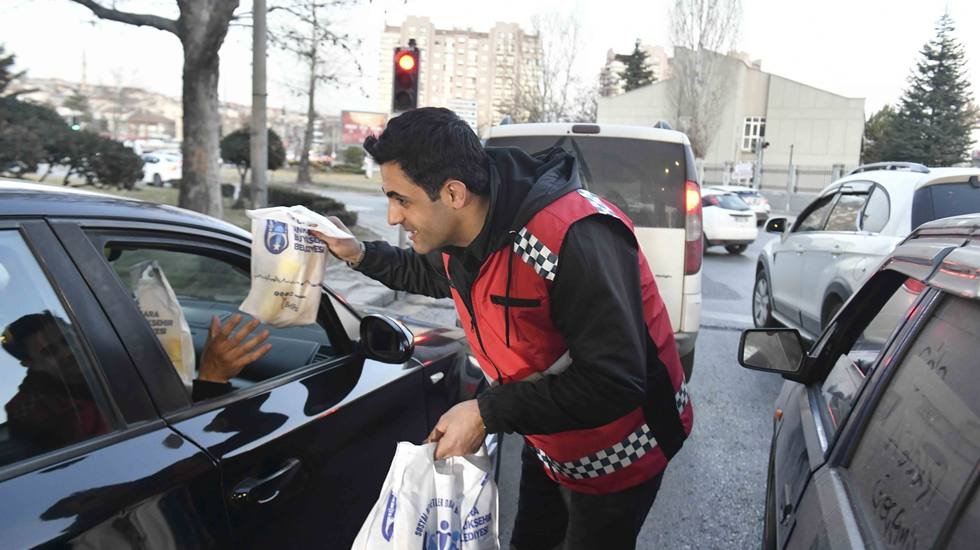 İftara yetişemeyen vatandaşlara motokuryeler kumanya dağıtıyor