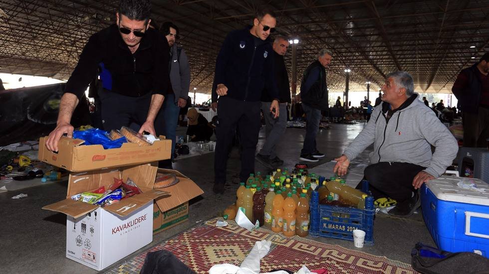 İkinci el pazarında sosisten sucuğa, tavuktan pudinge kadar bir&ccedil;ok yiyeceğe el konuldu.,,