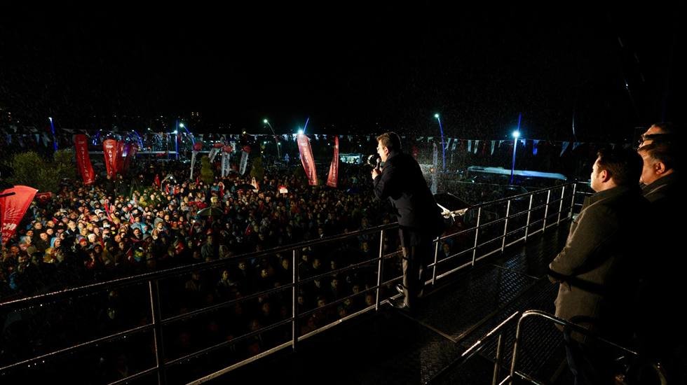 İmamoğlu, Beykoz halkıyla yağmur altında buluştu...