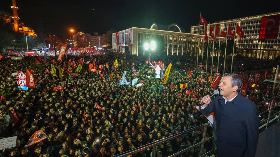 &Ouml;zg&uuml;r &Ouml;zel: "Sokaktaki enerjiyi s&ouml;n&uuml;mlendirmeyeceğiz, başka bi&ccedil;imde, başka yerlerde s&uuml;recek"