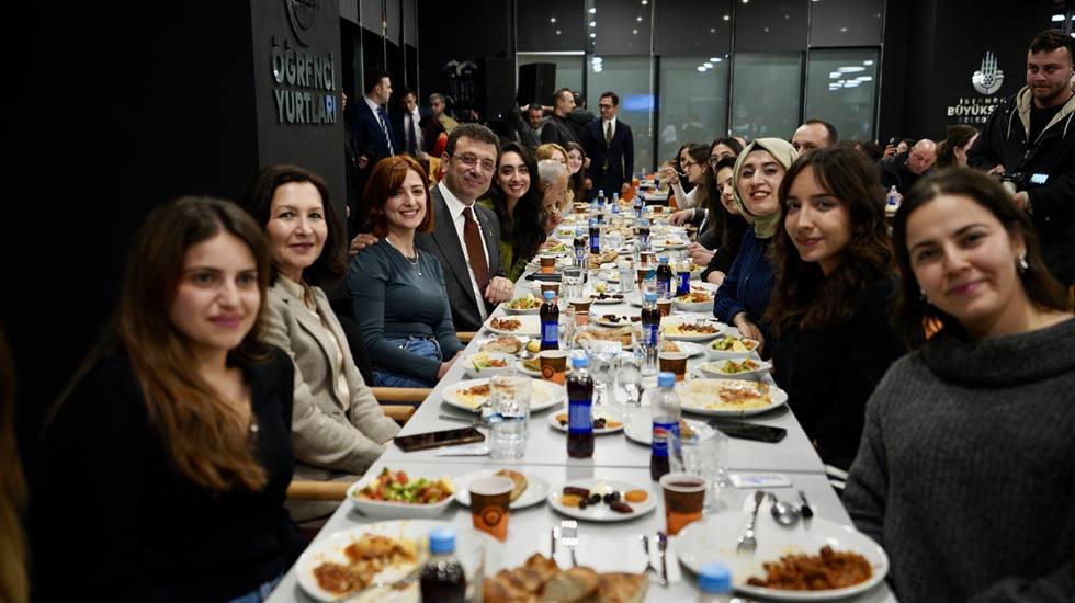 İmamoğlu, Ramazan ayının &uuml;&ccedil;&uuml;nc&uuml; iftarını, &Ouml;ğrenci Yurdu&rsquo;nda kalan kız &ouml;ğrencilerle yaptı...