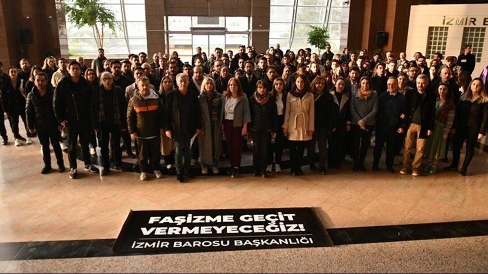 İzmir&rsquo;de G&ouml;zaltına alınanlar i&ccedil;in g&ouml;revlendirilen avukatlar da g&ouml;zaltına alındı
