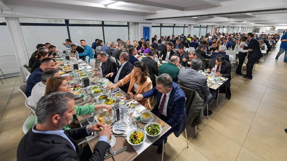 İzmirli meclis &uuml;yeleri hep birlikte iftar yaptı