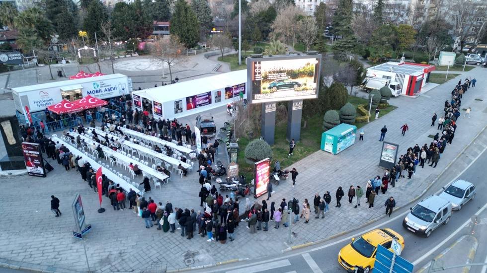 İzmit Belediyesinin Mobil Aşevi &ouml;n&uuml;nde y&uuml;zlerce vatandaş kuyruğa girdi&hellip;