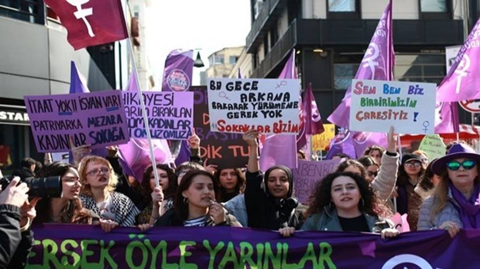 Kadın &ouml;rg&uuml;tlerinden&nbsp;8 Mart&nbsp;D&uuml;nya Emek&ccedil;i Kadınlar G&uuml;n&uuml;&nbsp;dolayısıyla Kadık&ouml;y&rsquo;de eylem...