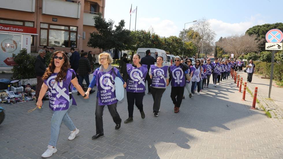 Kadınlar Efes Sel&ccedil;uk sokaklarında...