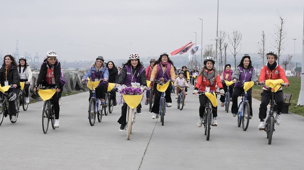 Kadınlar sarı bezli bisikletleri ile toplumsal eşitlik i&ccedil;in pedal &ccedil;evirdi